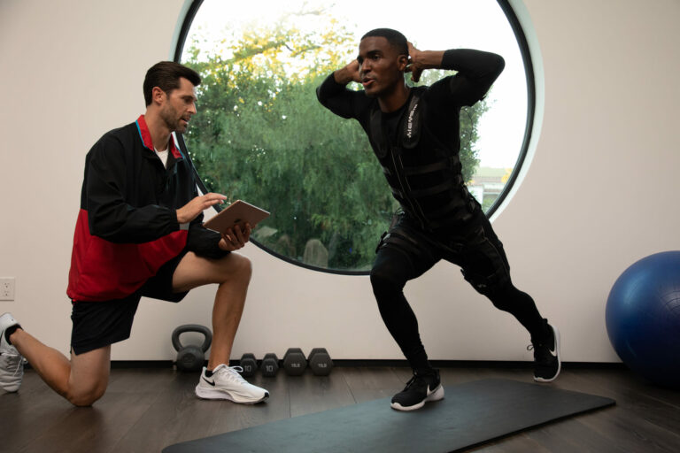 Coach sportif qui fait un coaching sportif par électrostimulation